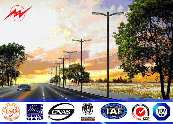 Pali di illuminazione all'aperto galvanizzati della via della immersione calda 5M - 8M con il braccio curvo doppio